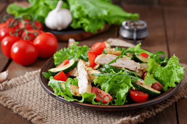Η σαλάτα με κοτόπουλο και λαχανικά είναι μια εξαιρετική επιλογή για ένα ελαφρύ δείπνο μετά την προπόνηση. 