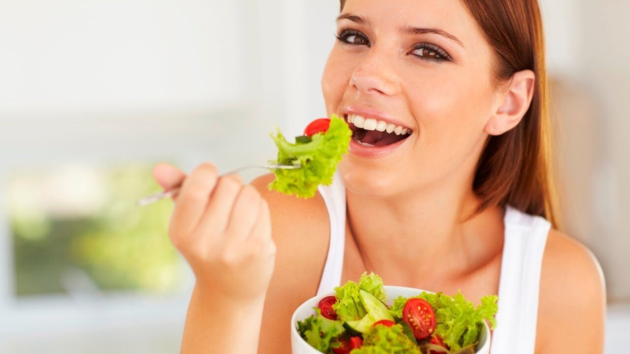 τρώγοντας πράσινη σαλάτα σε τεμπέλη διατροφή