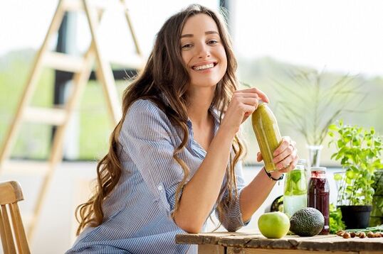 κορίτσι που πίνει πράσινο smoothie για απώλεια βάρους